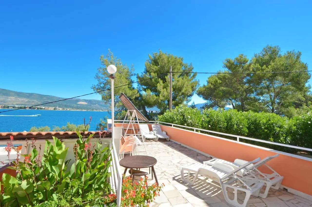 D Large Apt With Big Terrace Next To The Beach Trogir Apartment