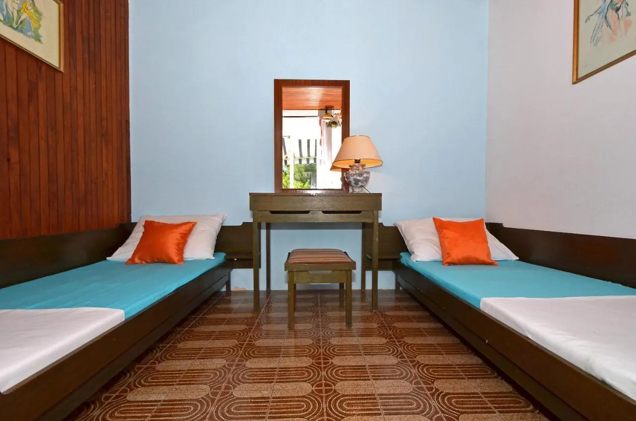 D Large Apt With Big Terrace Next To The Beach Trogir 0*,