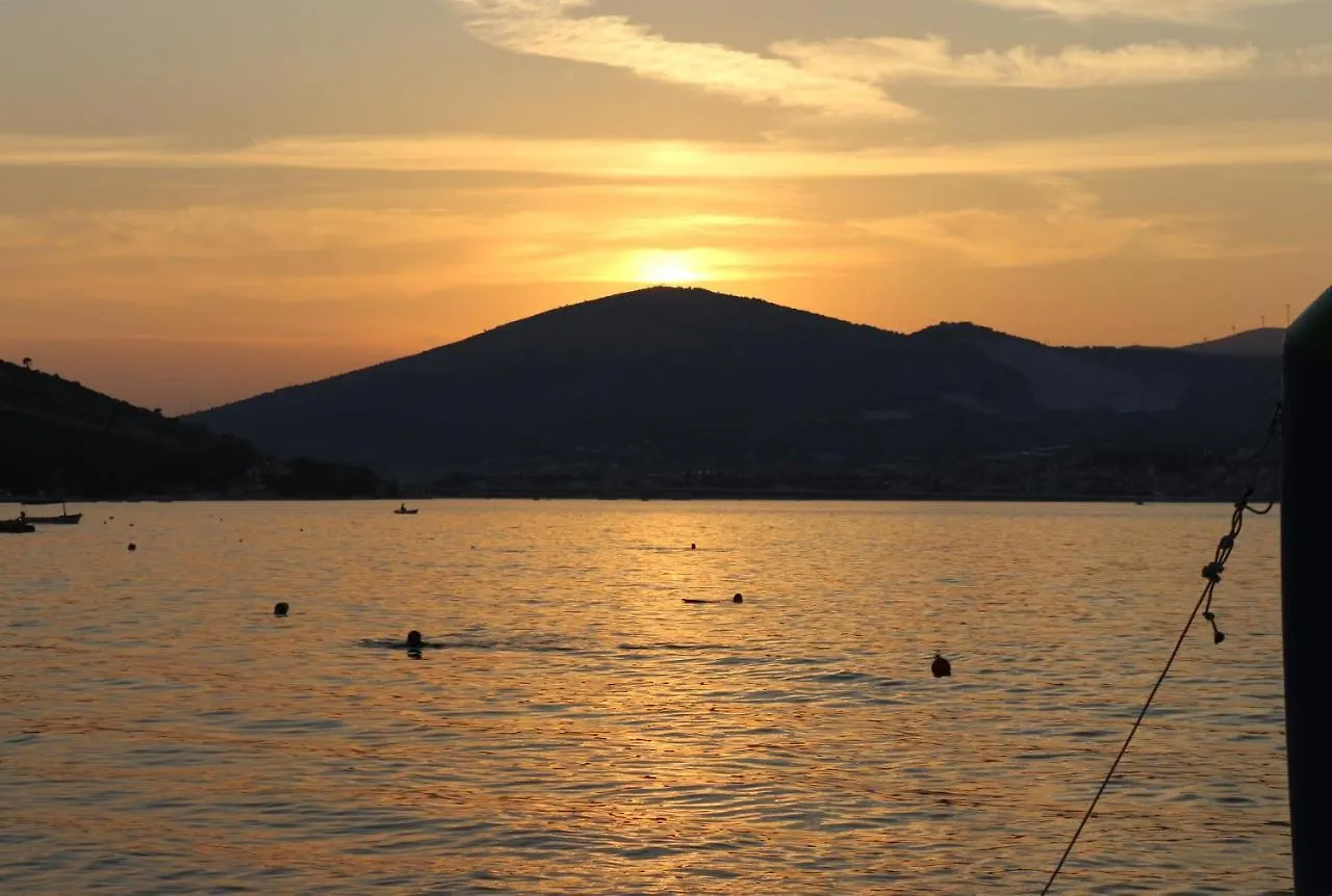 Apartment D Large Apt With Big Terrace Next To The Beach Trogir