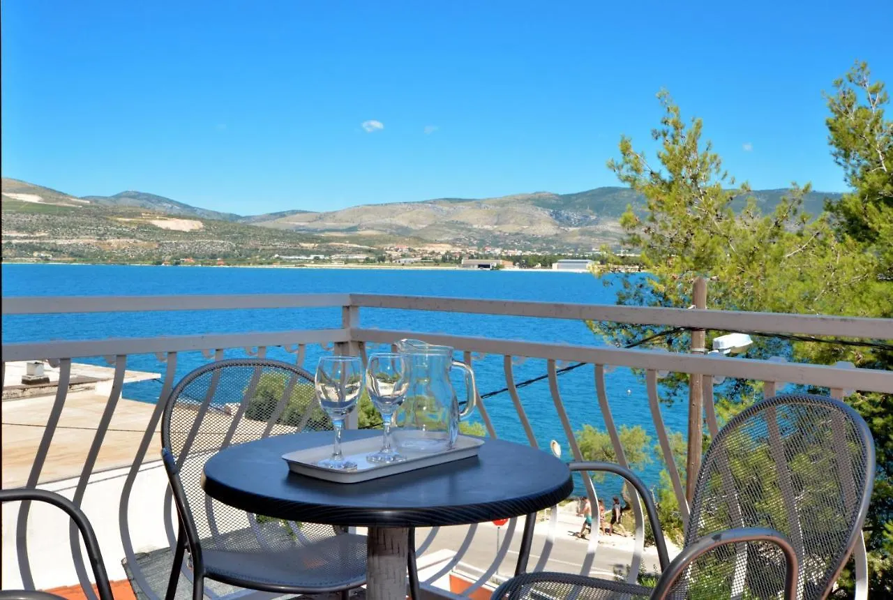 D Large Apt With Big Terrace Next To The Beach Trogir Croatia