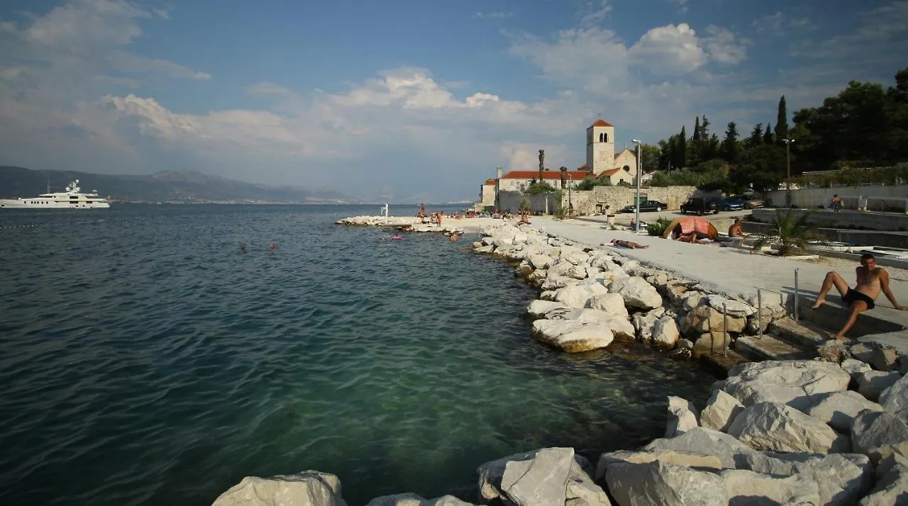 D Large Apt With Big Terrace Next To The Beach Trogir Croatia